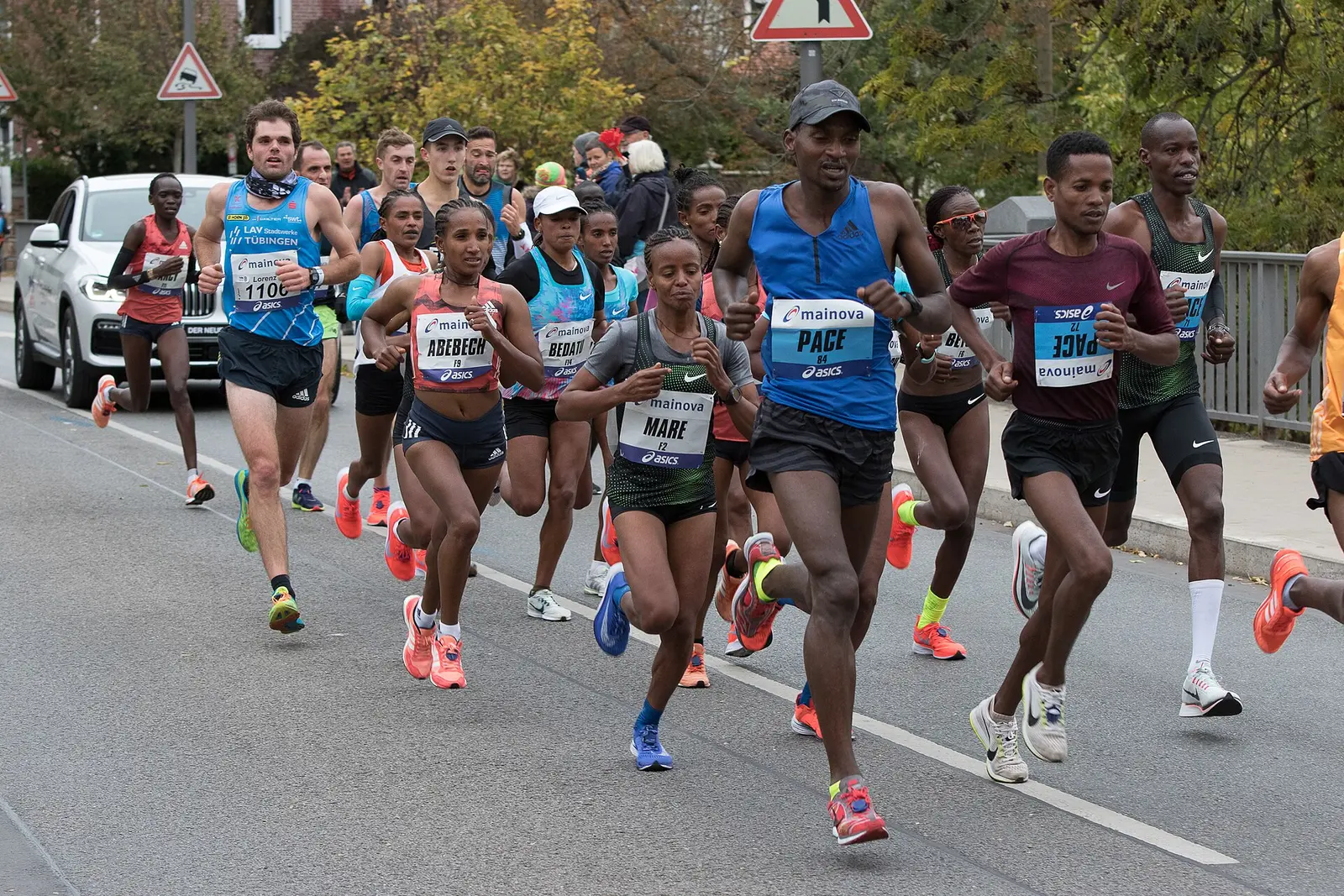 Elite runners in a leading pack on a Frankfurt street during the 2018 Frankfurt Marathon